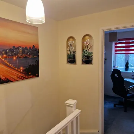 Cosy Two-bedroom House With Study In A Good Location In Brentry *