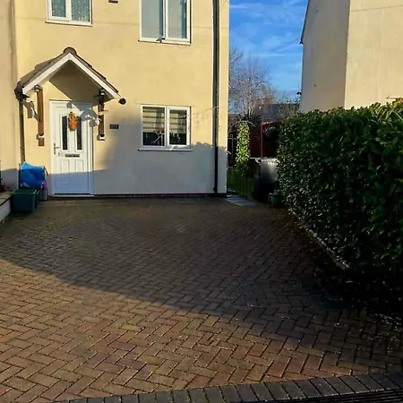 Cosy Two-bedroom House With Study In A Good Location In Brentry