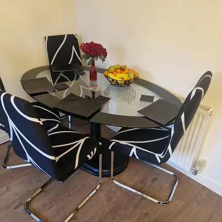 Cosy Two-bedroom House With Study In A Good Location In Brentry Nyaraló *