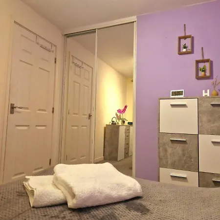 Cosy Two-bedroom House With Study In A Good Location In Brentry Nyaraló *