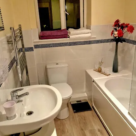 Cosy Two-bedroom House With Study In A Good Location In Brentry *