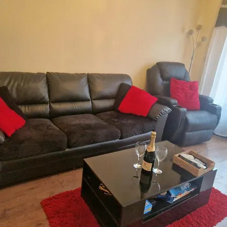 Cosy Two-bedroom House With Study In A Good Location In Brentry * ブリストル