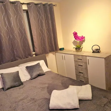 Cosy Two-bedroom House With Study In A Good Location In Brentry * ブリストル