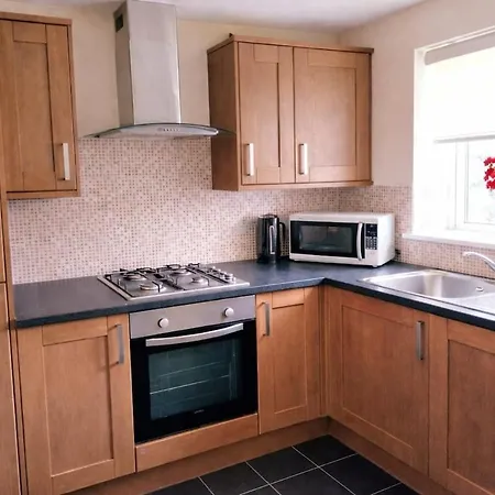 Cosy Two-bedroom House With Study In A Good Location In Brentry ブリストル