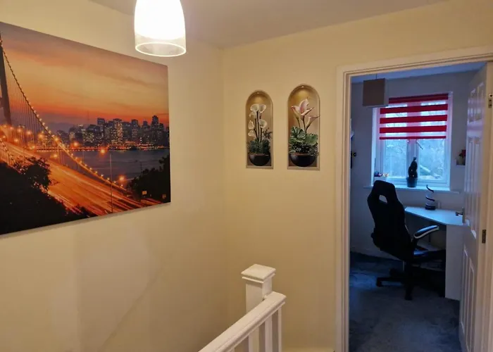 Cosy Two-bedroom House With Study In A Good Location In Brentry *