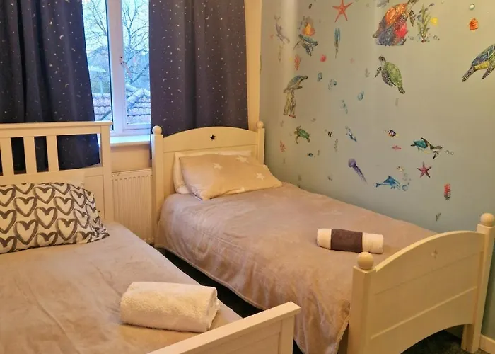 Cosy Two-bedroom House With Study In A Good Location In Brentry ブリストル