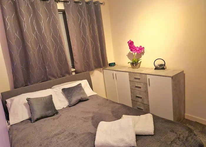 Cosy Two-bedroom House With Study In A Good Location In Brentry * ブリストル