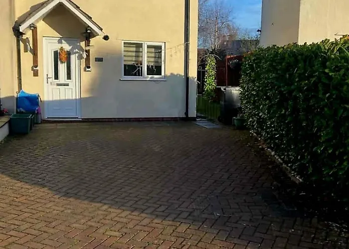 Cosy Two-bedroom House With Study In A Good Location In Brentry