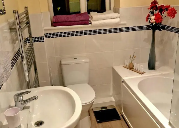 Cosy Two-bedroom House With Study In A Good Location In Brentry *